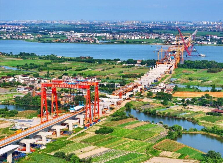 Highway-railway bridge in China's Jiangxi boosts regional development