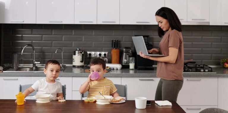 The Key Differences Between Working and Non-Working Parents 
