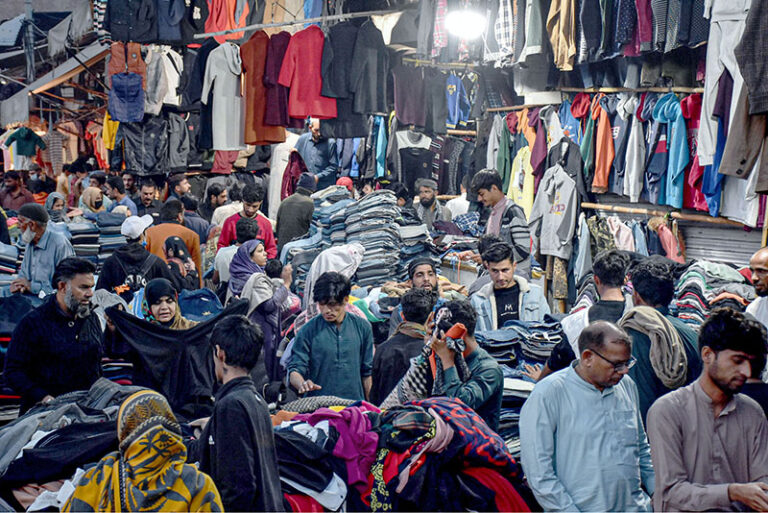 People throng ‘Landa Bazaars’ as temperature plummets