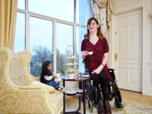 World's Tallest and Shortest Women Meet for the First Time