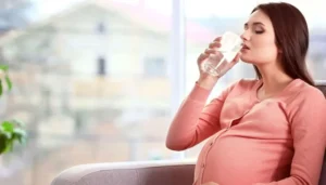 How much water should a pregnant woman drink daily