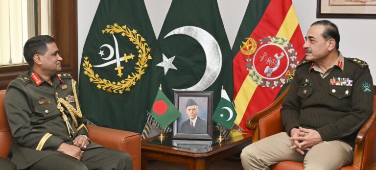 Lt. Gen. S M Kamr-ul-Hassan PSO of Bangladesh meets Pakistan's COAS