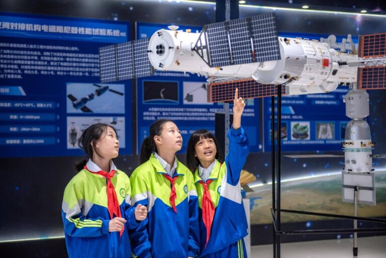China's space station astronauts conducting experiments and AI support in orbit