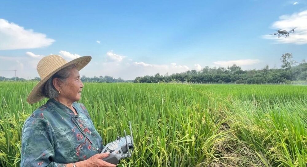 82-year-old woman in E China becomes drone pilot
