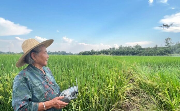 82-year-old woman in E China becomes drone pilot