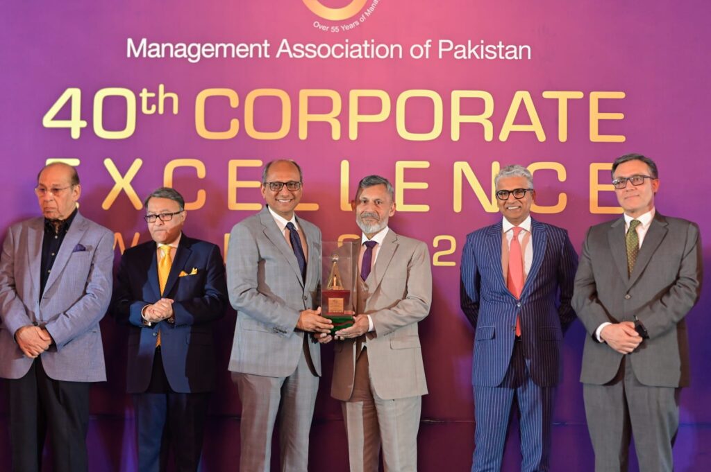 Syed Imran Rizvi receives the MAP Corporate Excellence Award on behalf of FFC.