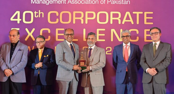 Syed Imran Rizvi receives the MAP Corporate Excellence Award on behalf of FFC.