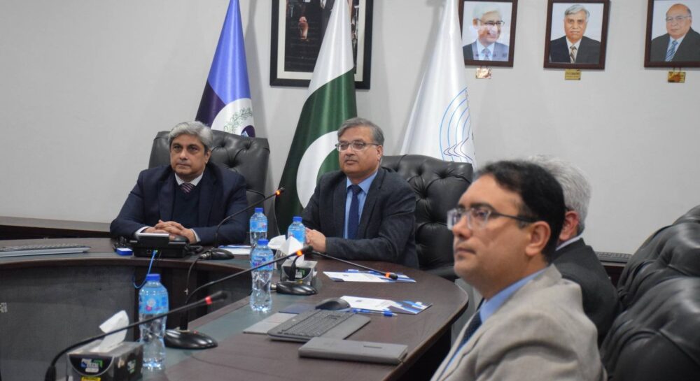 HEC chairman and MoFEPT secretary at Virtual University Islamabad reviewing digital education model