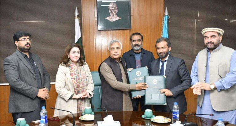 PMAS-AAUR and SBP BSC Rawalpindi officials signing MoU for agricultural financing and climate-smart development.