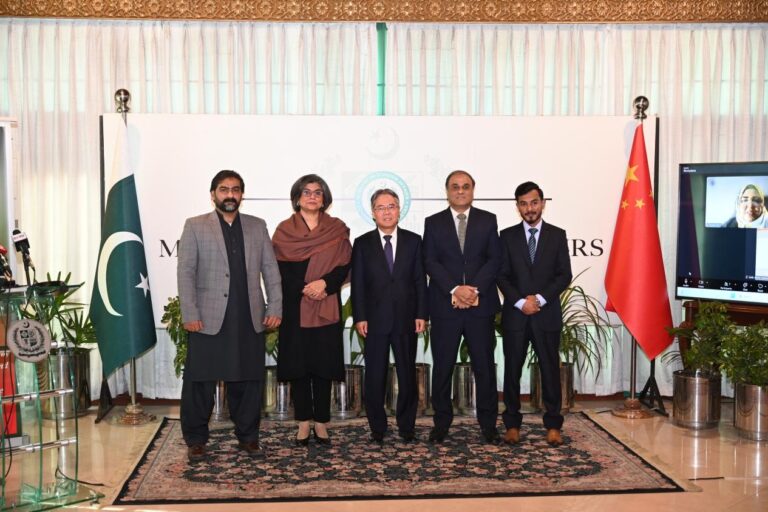 Ambassador Jiang Zaidong attends the award ceremony for the China-Pakistan 75th anniversary commemorative badge competition.