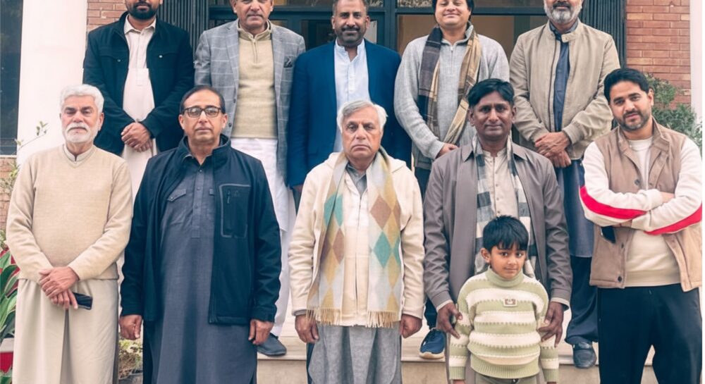 VC PMAS-AAUR Prof. Dr. Qamar-uz-Zaman reviewing modern agriculture research at University Research Farm Koont