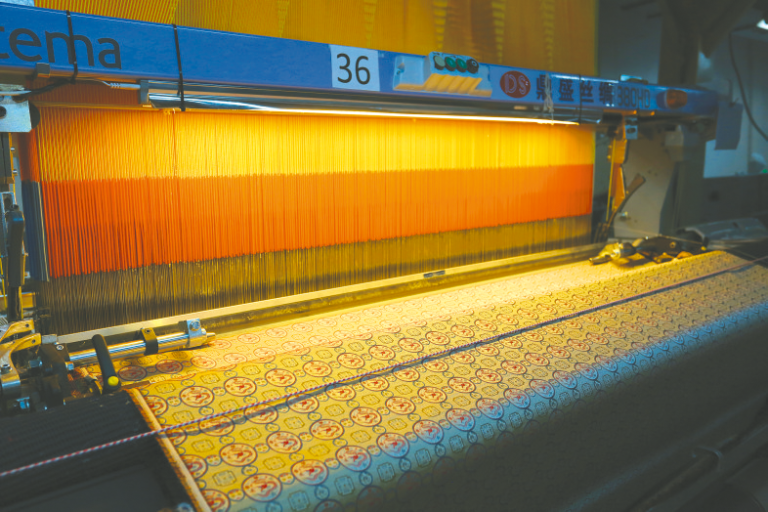 Suzhou infuse modern trends into traditional craftsmanship of silk weaving