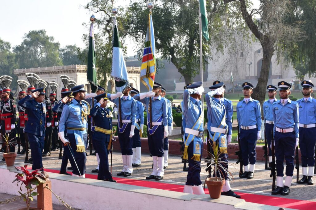 PAF contingent takes charge of guard duties at Mazar-e-Iqbal on Pakistan Day