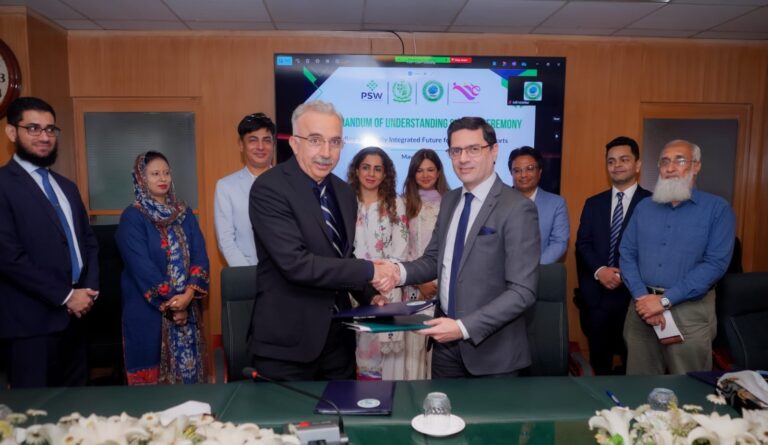 Officials sign the PSW and TDAP agreement for digital trade and export growth in Karachi.