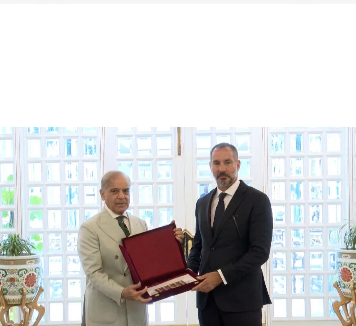 PM hosts Prince Rahim Aga Khan V, seeks deeper partnership with AKDN Prime Minister Shehbaz Sharif meeting Prince Rahim Aga Khan V in Islamabad.