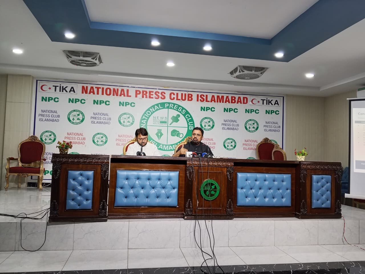 Pakistan’s first vaping survey highlights smoking reduction trends and regulatory concerns among vape users in Lahore.