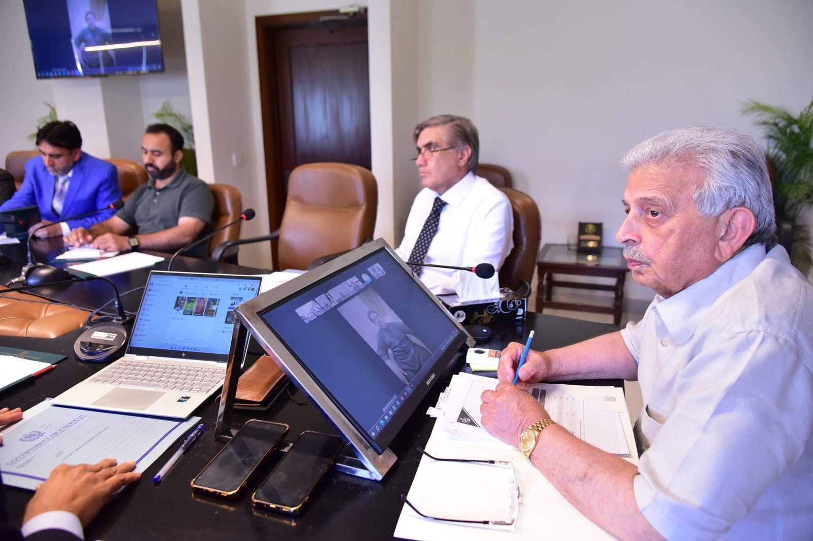 Govt Explores Import of 1 Million Tonnes of Wheat to Meet Provincial Demand