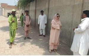Assistant Commissioner Iram Shehzadi inspects sanitation operations during the Suthra Punjab campaign in Kamalia.