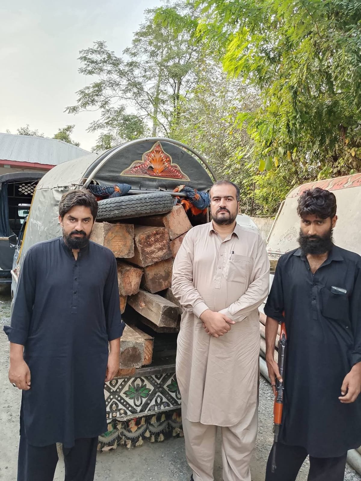 Timber Mafia Crackdown Intensifies as Forest Department Seizes Illegal Timber, Vehicle in Guldania