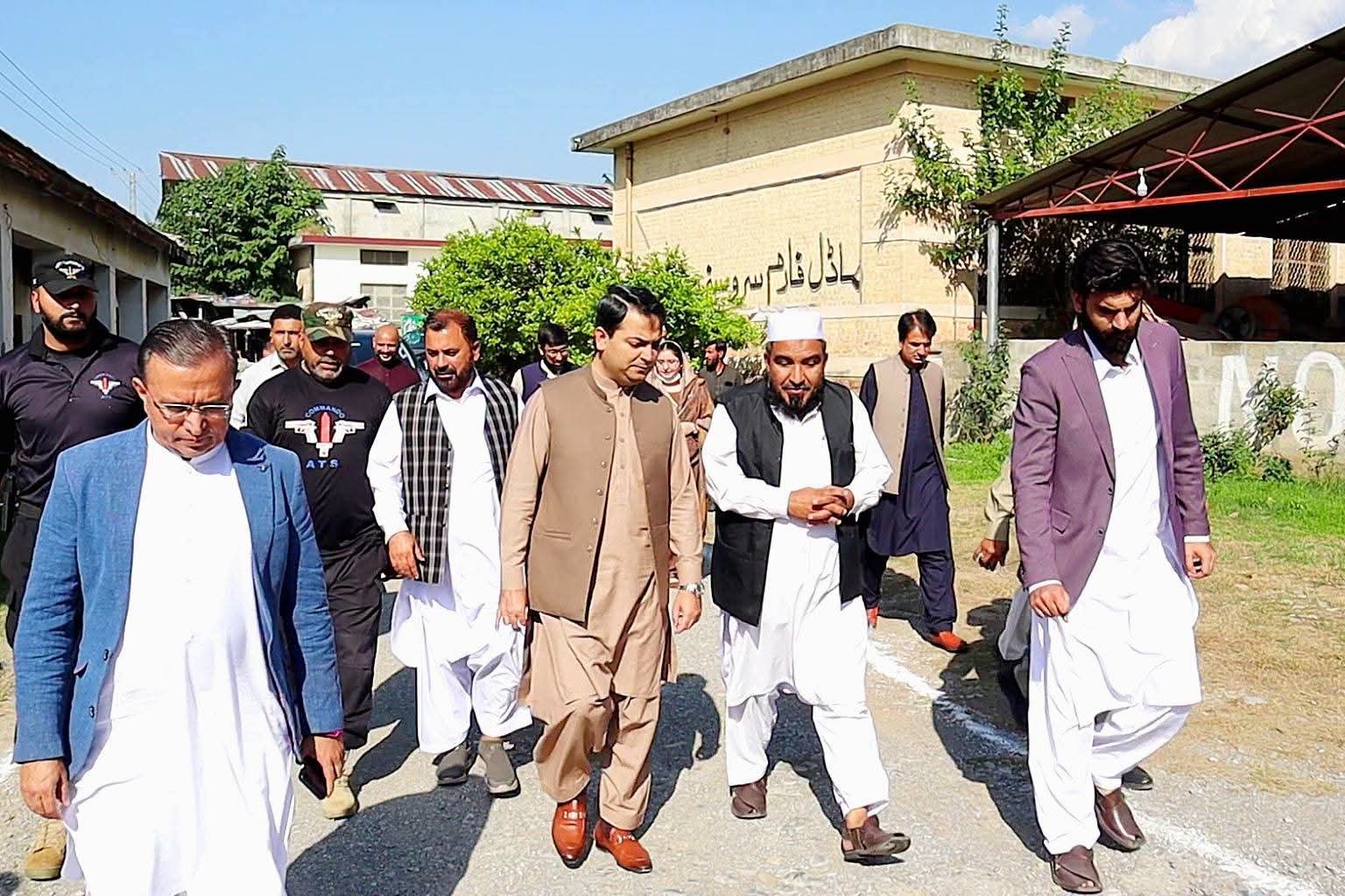 Hazara Commissioner Calls for Modern Farming and Quality Seeds to Boost Agricultural Production