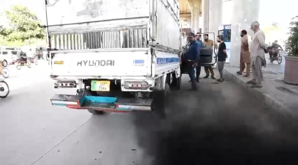 Rawalpindi Traffic Police Launches Crackdown On Smoke-Emitting Vehicles To Combat Smog