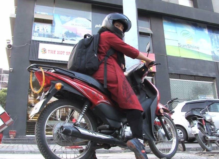 Lahore Police Arrest Man Accused of Assaulting Woman Riding a Scooter